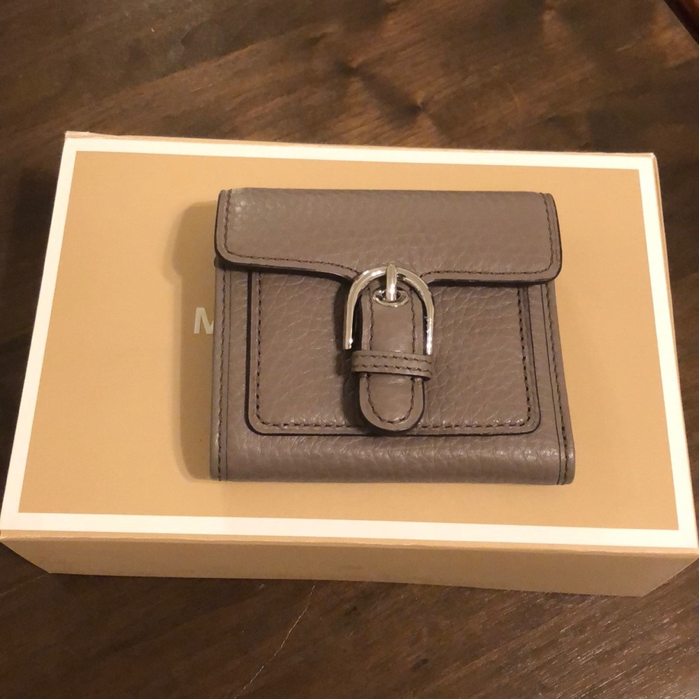 Michael Kors Carry All Leather wallet